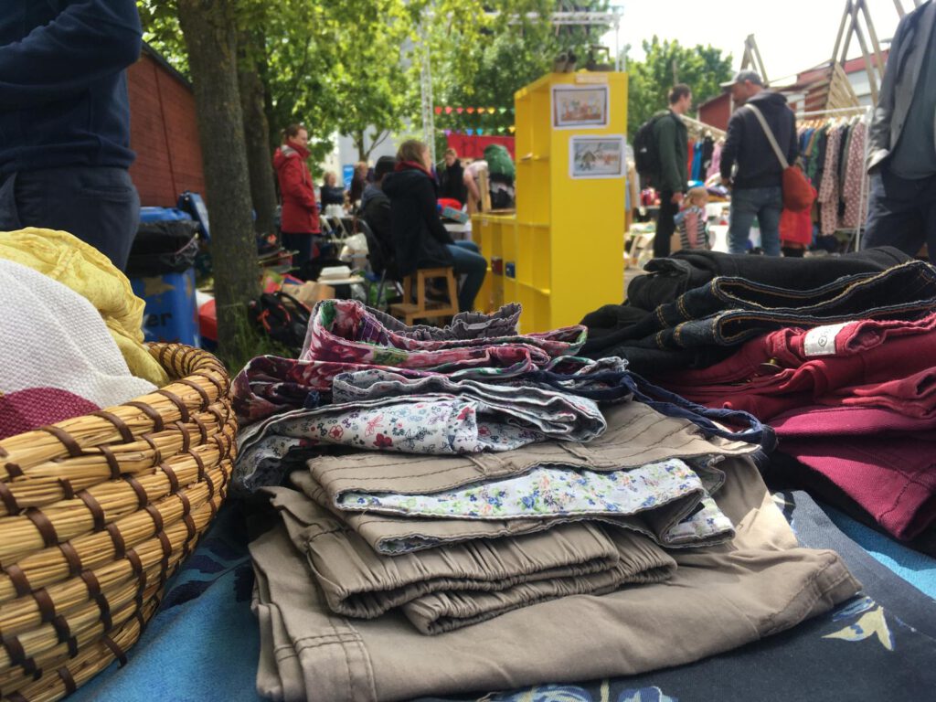 Kleidung auf Tischauslage