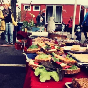 Belegte Brote und Kuchen auf einem Tisch.